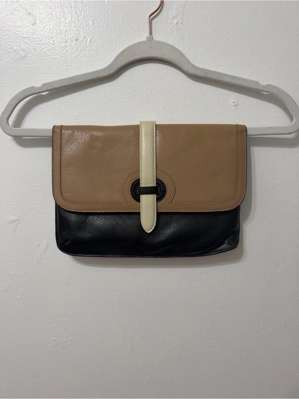 NWOT NEIMAN MARCUS Leather Two-Tone Clutch Bag in Tan, Black & Cream
